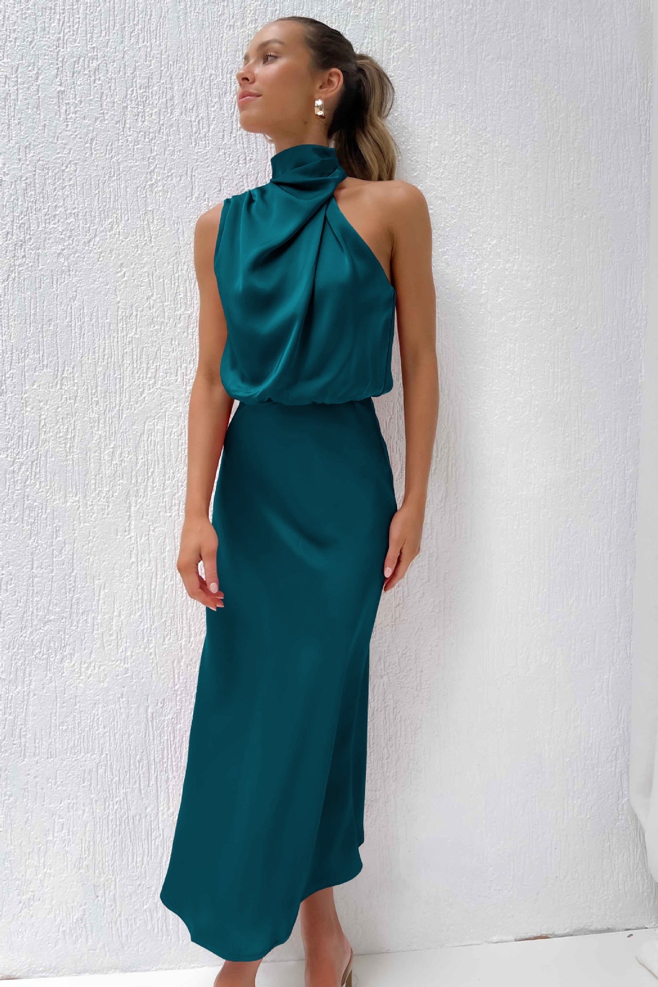 Cintia | Vestido largo de satén con cuello halter