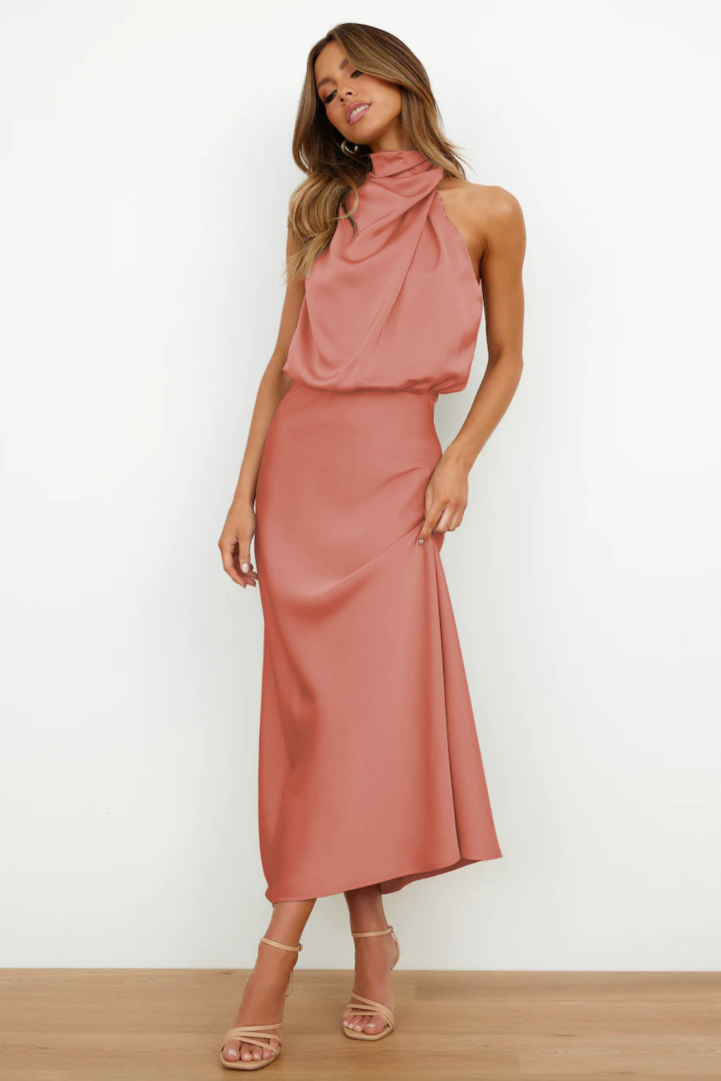 Cintia | Vestido largo de satén con cuello halter