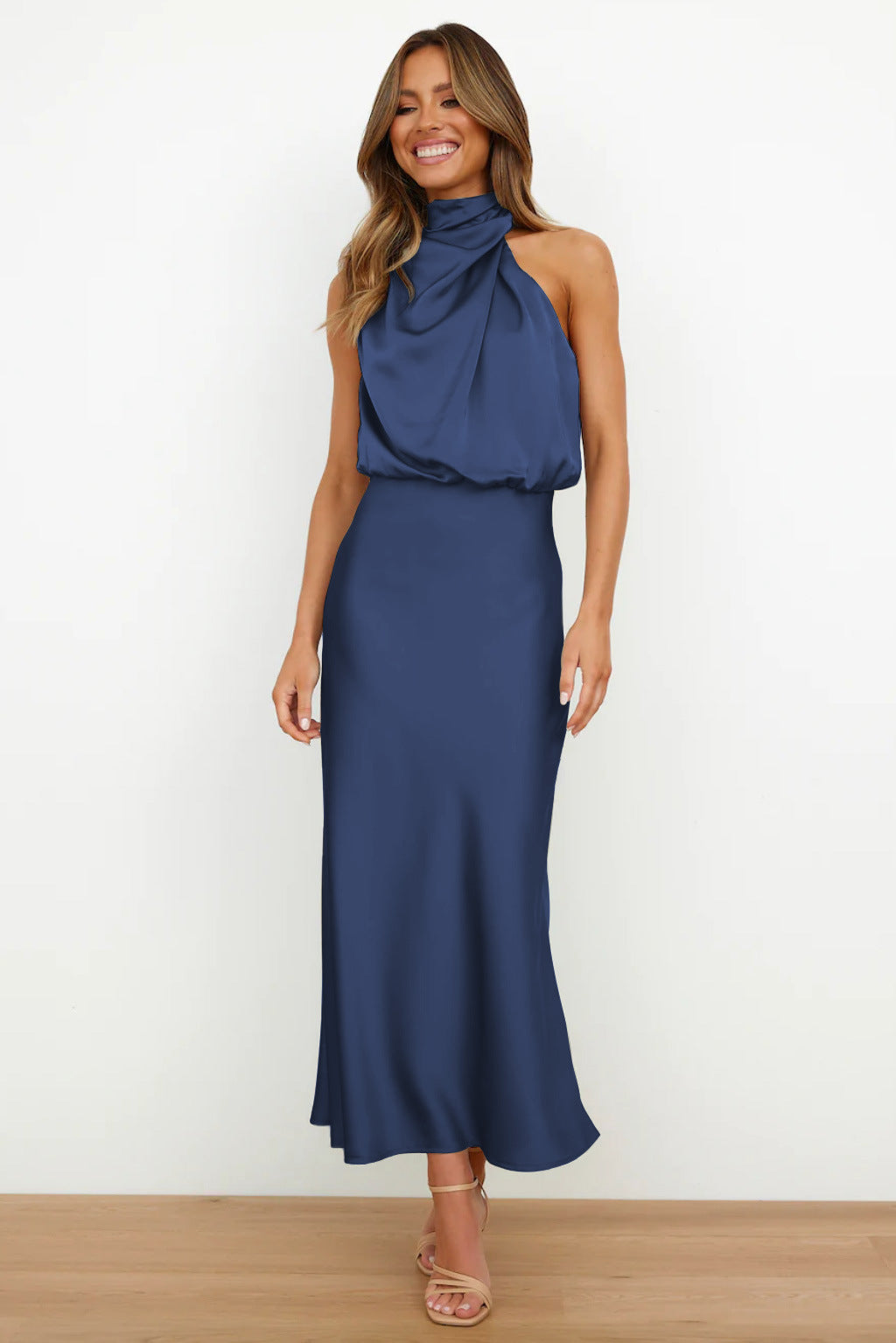 Cintia | Vestido largo de satén con cuello halter