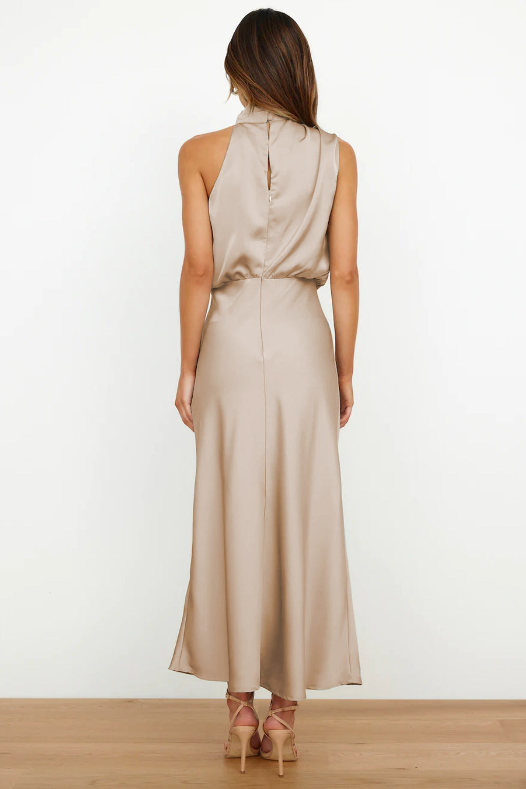 Cintia | Vestido largo de satén con cuello halter