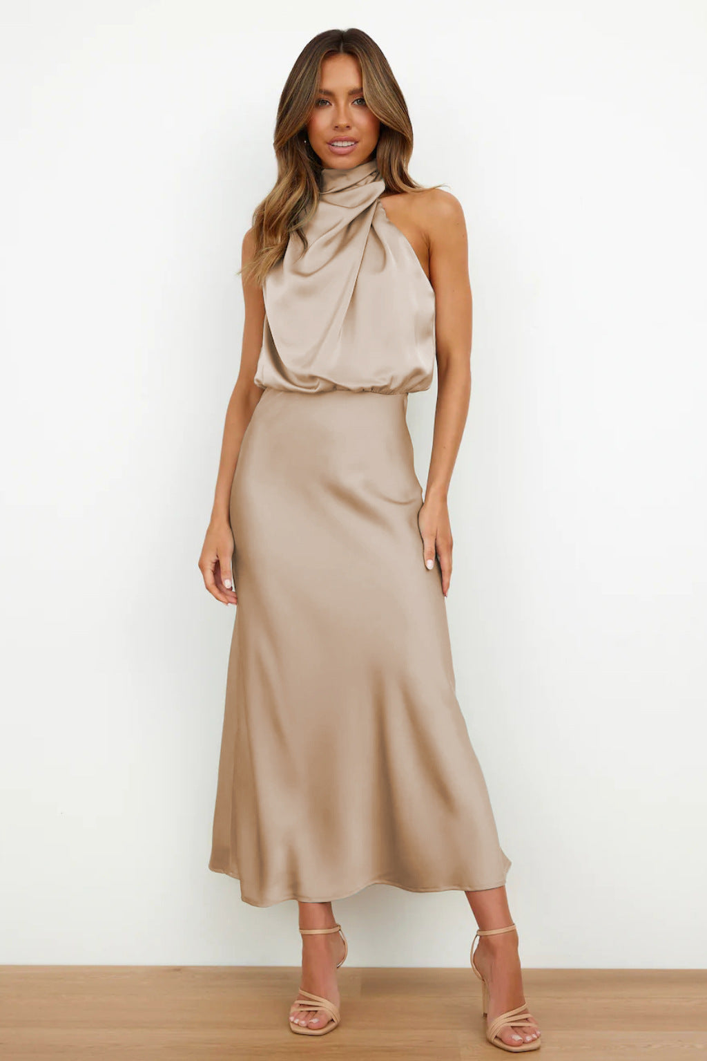 Cintia | Vestido largo de satén con cuello halter